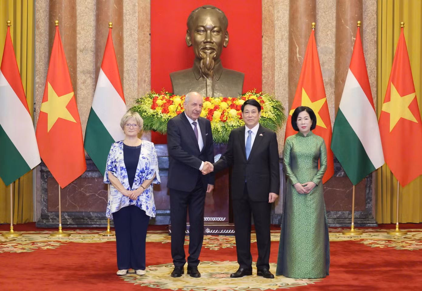 Chủ tịch nước Lương Cường cùng Phu nhân đón Tổng thống Hungary Sulyok Tamas và Phu nhân. Ảnh: Nhật Minh Chủ tịch nước Lương Cường cùng Phu nhân đón Tổng thống Hungary Sulyok Tamas và Phu nhân. Ảnh: Nhật Minh