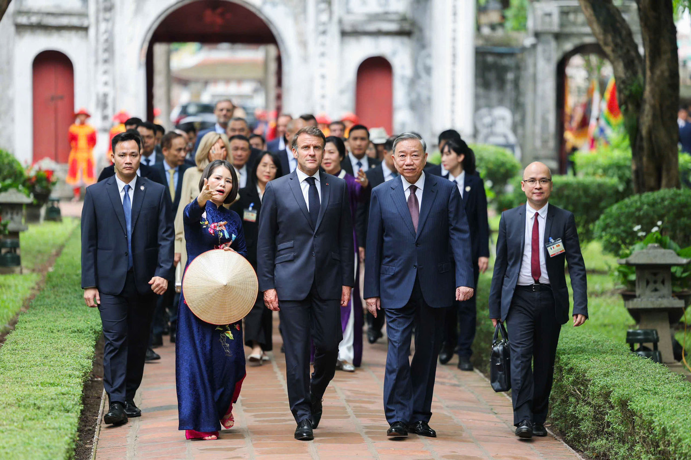 Hai nhà lãnh đạo nghe giới thiệu về khu di tích. Ảnh: Nhật Minh Hai nhà lãnh đạo nghe giới thiệu về khu di tích. Ảnh: Nhật Minh