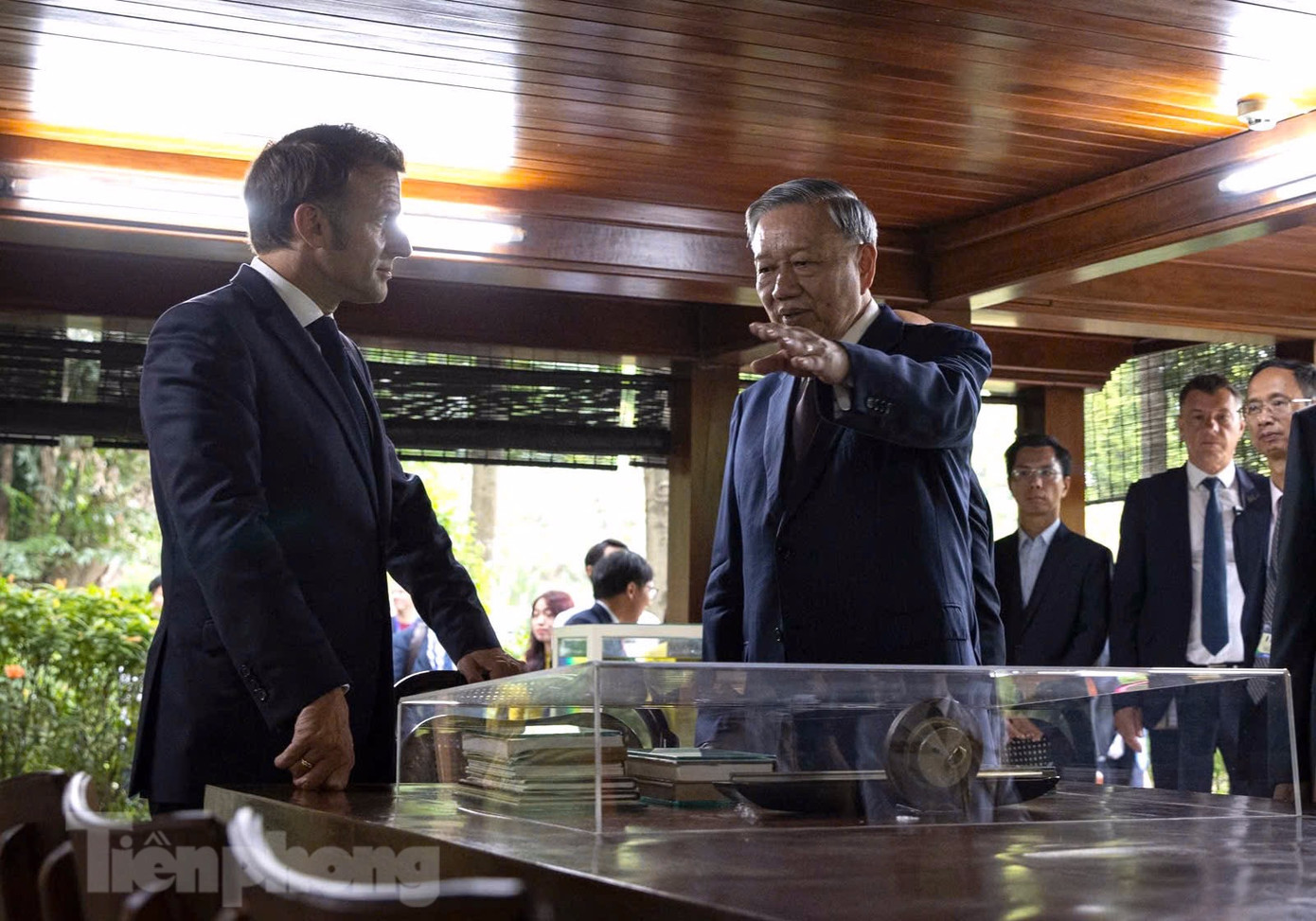 Tổng Bí thư Tô Lâm cùng Tổng thống Pháp Emmanuel Macron thăm Khu Di tích Chủ tịch Hồ Chí Minh ngày 26/5. Ảnh: Như Ý Tổng Bí thư Tô Lâm cùng Tổng thống Pháp Emmanuel Macron thăm Khu Di tích Chủ tịch Hồ Chí Minh ngày 26/5. Ảnh: Như Ý