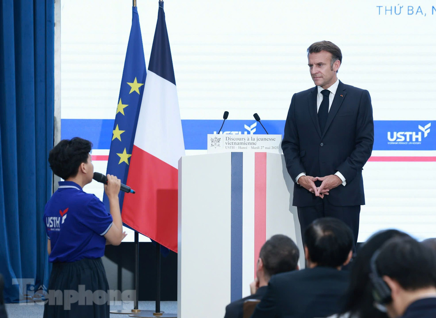 Tổng thống Pháp Emmanuel Macron lắng nghe câu hỏi của sinh viên USTH. Ảnh: Nhật Minh Tổng thống Pháp Emmanuel Macron lắng nghe câu hỏi của sinh viên USTH. Ảnh: Nhật Minh