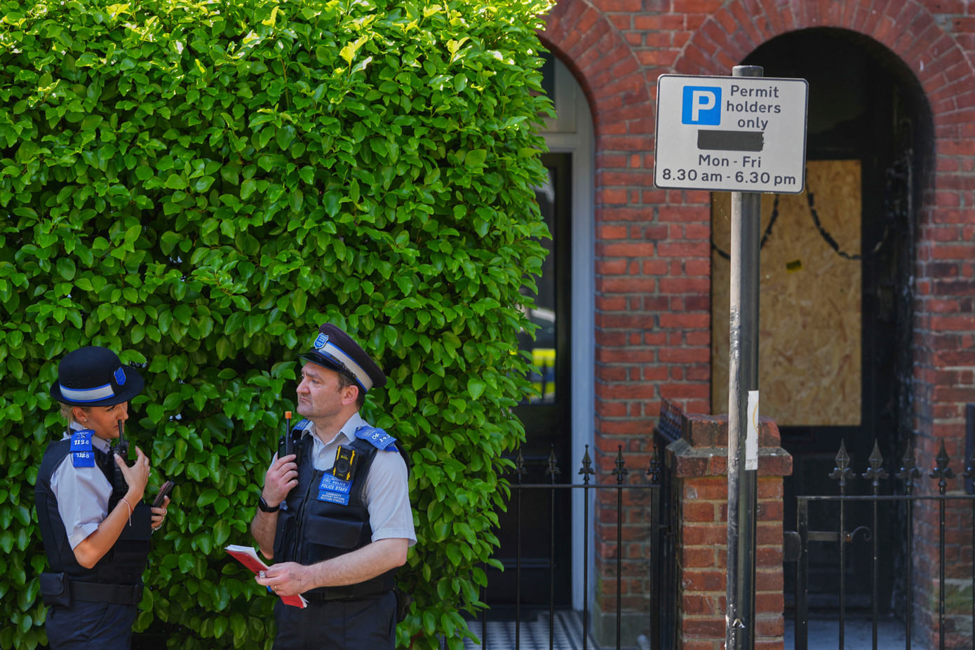 Cảnh sát đứng gần lối vào ngôi nhà thuộc sở hữu của Thủ tướng Anh Keir Starmer ở Kentish Town, London, ngày 13/5. (Ảnh: AP) Cảnh sát đứng gần lối vào ngôi nhà thuộc sở hữu của Thủ tướng Anh Keir Starmer ở Kentish Town, London, ngày 13/5. (Ảnh: AP)