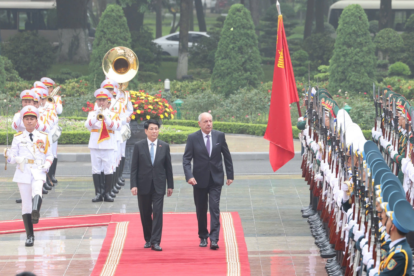 Hai nhà lãnh đạo duyệt đội danh dự. Ảnh: Nhật Minh