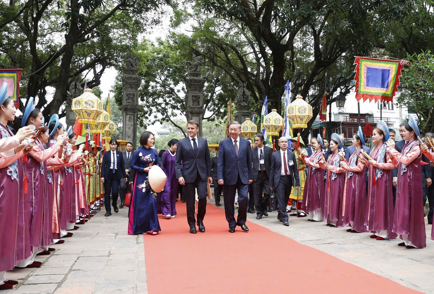Tổng Bí thư Tô Lâm cùng Tổng thống Pháp Emmanuel Macron và hai Phu nhân tham quan Văn Miếu - Quốc Tử Giám. Ảnh: Nhật Minh Tổng Bí thư Tô Lâm cùng Tổng thống Pháp Emmanuel Macron và hai Phu nhân tham quan Văn Miếu - Quốc Tử Giám. Ảnh: Nhật Minh
