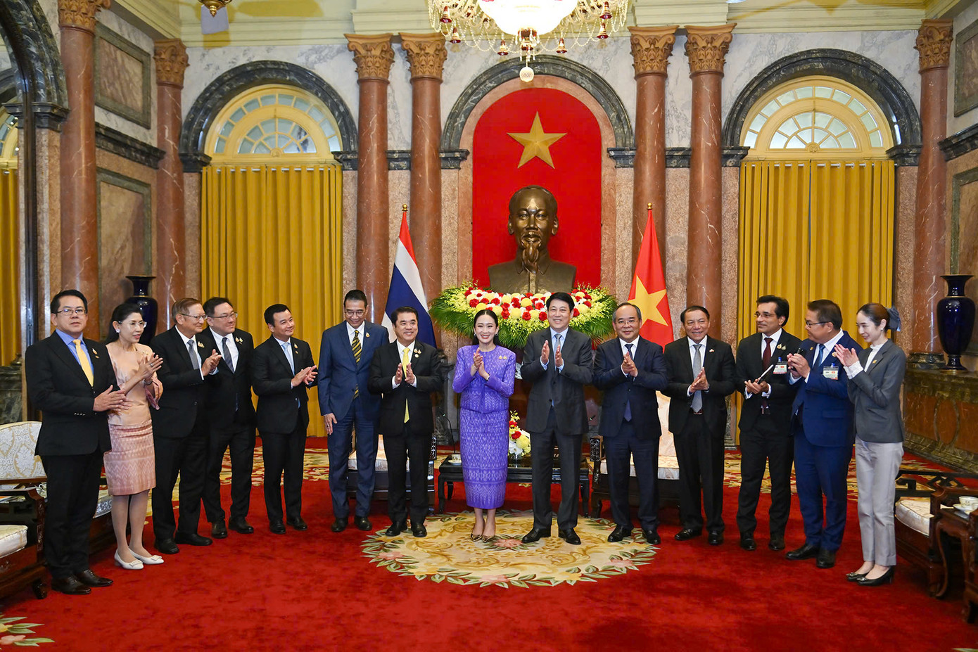 Chủ tịch nước Lương Cường và Thái Lan Paetongtarn Shinawatra cùng các quan chức hai nước tại cuộc hội kiến. Ảnh: Như Ý