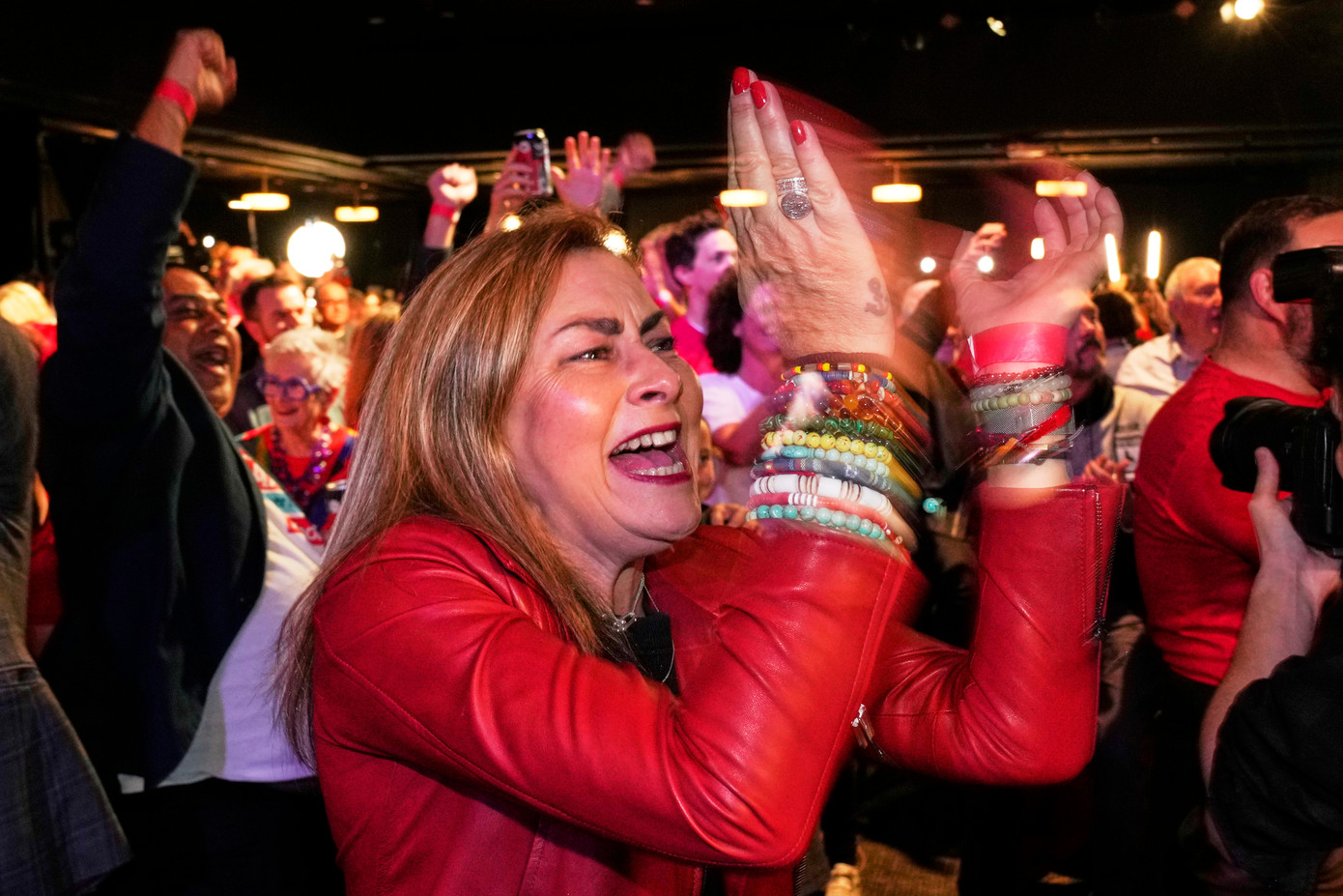 Những người ủng hộ Công đảng hò reo mừng chiến thắng tại trụ sở của đảng ở Sydney. (Ảnh: AP)