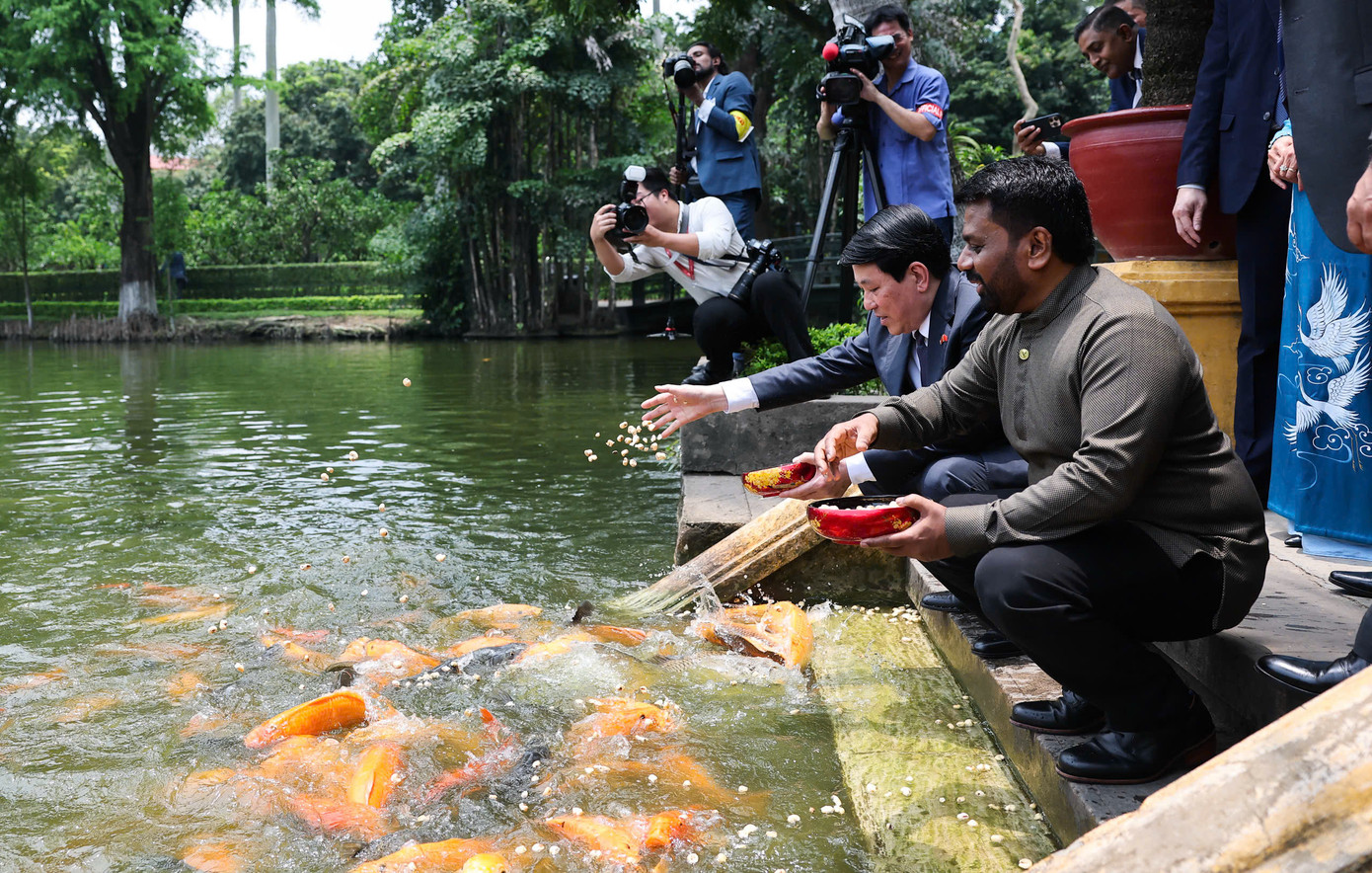 Chủ tịch nước Lương Cường cùng Tổng thống Sri Lanka cho cá ăn trong Ao cá Bác Hồ. Ảnh: Nhật Minh Chủ tịch nước Lương Cường cùng Tổng thống Sri Lanka cho cá ăn trong Ao cá Bác Hồ. Ảnh: Nhật Minh
