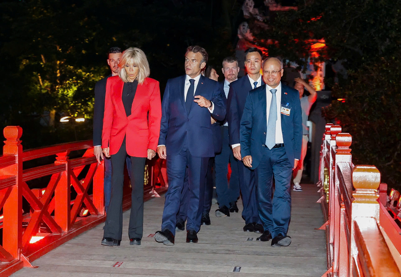 Tổng thống Pháp Emmanuel Macron và Phu nhân đi bộ trên cầu Thê Húc. Ảnh: Phạm Hải Tổng thống Pháp Emmanuel Macron và Phu nhân đi bộ trên cầu Thê Húc. Ảnh: Phạm Hải