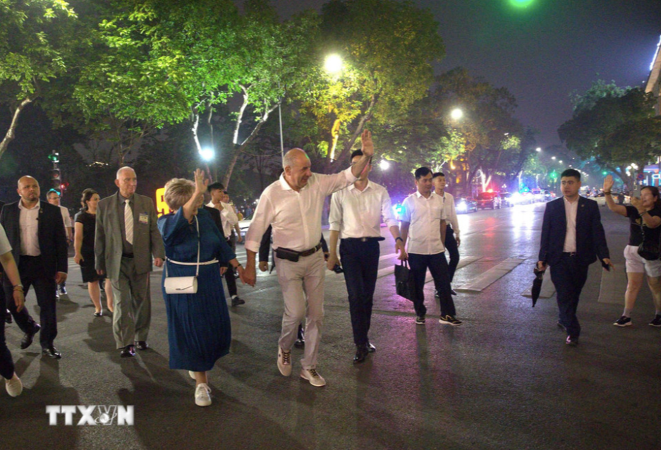 Tổng thống Hungary Sulyok Tamas và Phu nhân vẫy chào người dân. Ảnh: TTXVN Tổng thống Hungary Sulyok Tamas và Phu nhân vẫy chào người dân. Ảnh: TTXVN