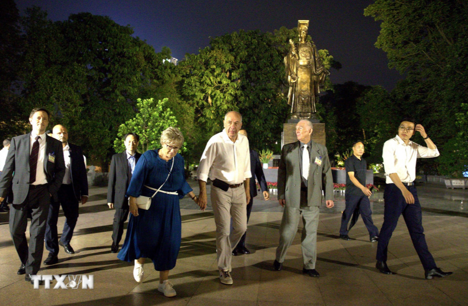 Tổng thống Hungary Sulyok Tamas và Phu nhân đi qua vườn hoa Lý Thái Tổ. Ảnh: TTXVN Tổng thống Hungary Sulyok Tamas và Phu nhân đi qua vườn hoa Lý Thái Tổ. Ảnh: TTXVN
