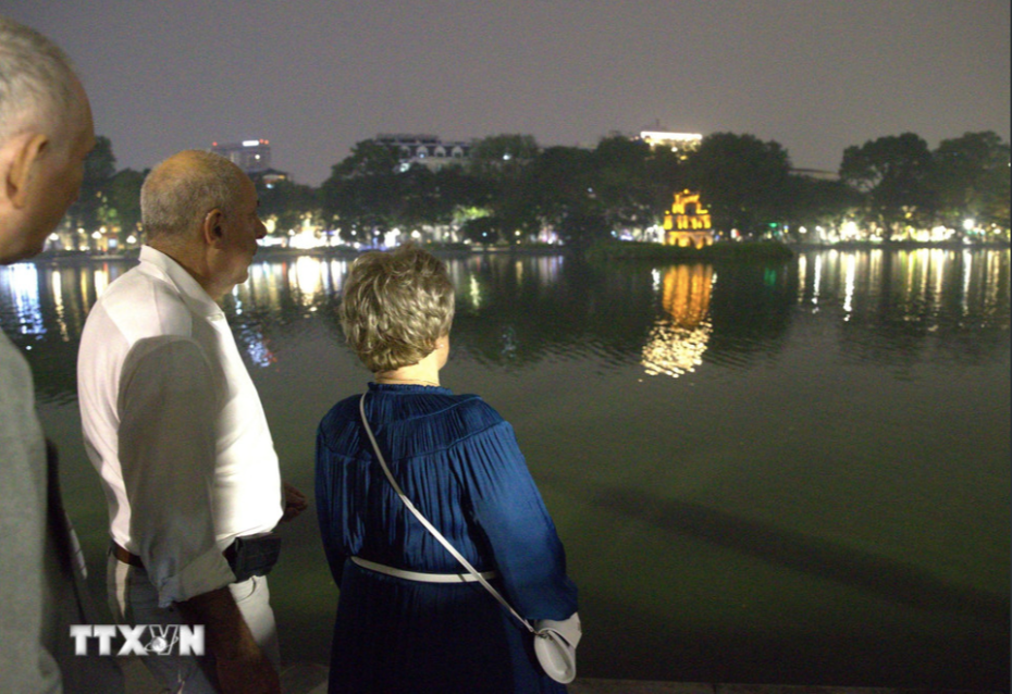 Tổng thống Hungary và Phu nhân ngắm nhìn hồ Hoàn Kiếm trong đêm. Ảnh: TTXVN Tổng thống Hungary và Phu nhân ngắm nhìn hồ Hoàn Kiếm trong đêm. Ảnh: TTXVN