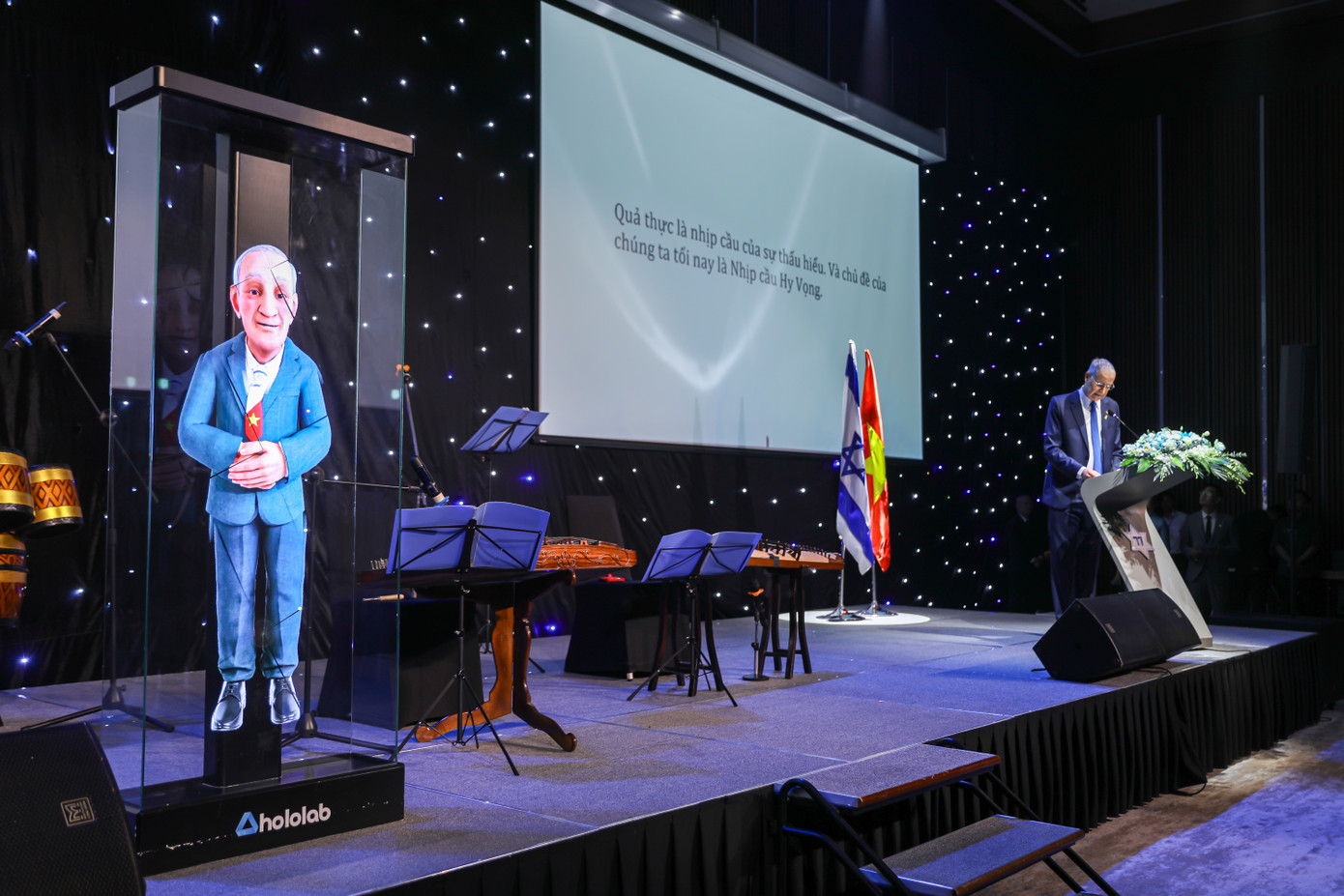 Hình ảnh Đại sứ Yaron Mayer bằng công nghệ hologram tại lễ kỷ niệm. Ảnh: Hoài Sa Hình ảnh Đại sứ Yaron Mayer bằng công nghệ hologram tại lễ kỷ niệm. Ảnh: Hoài Sa