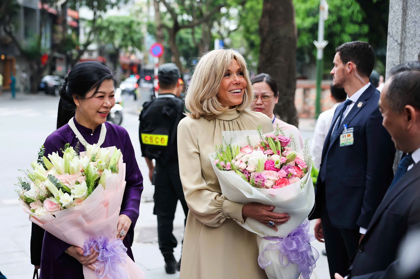 Hai Phu nhân được tặng hoa khi đến thăm Bảo tàng Mỹ thuật Việt Nam. Ảnh: Nhật Minh
