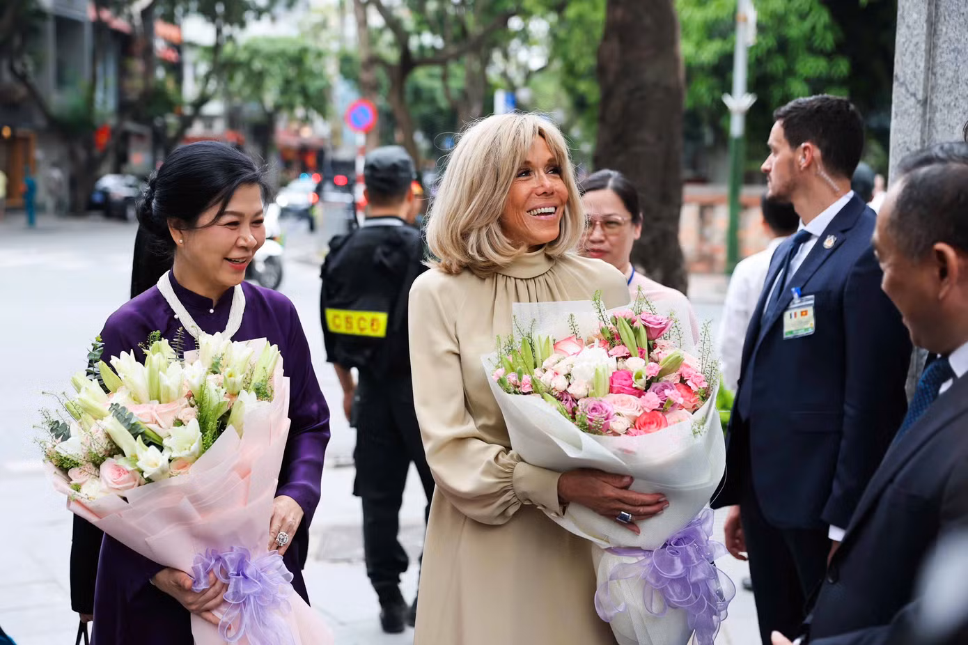 Hai Phu nhân được tặng hoa khi đến thăm Bảo tàng Mỹ thuật Việt Nam. Ảnh: Nhật Minh