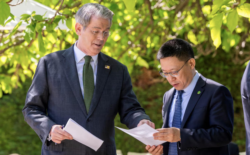 Bộ trưởng Tài chính Mỹ Scott Bessent và Thứ trưởng Tài chính Trung Quốc Liêu Mẫn trong cuộc gặp ở Thuỵ Sĩ vào tháng 5. Ảnh: Reuters