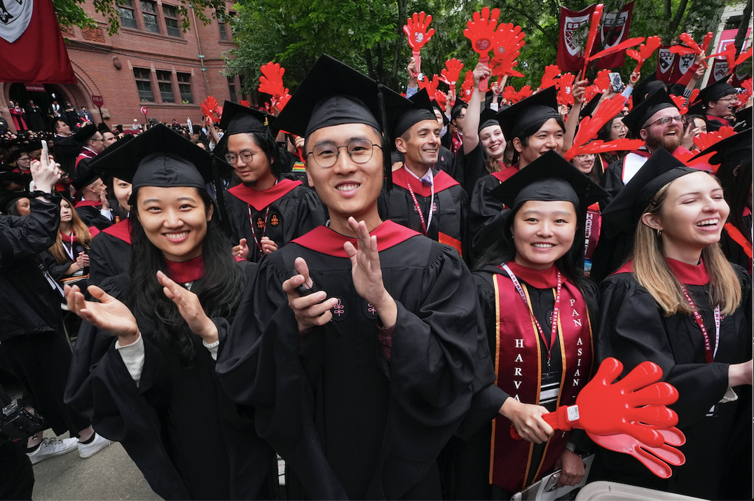 Các sinh viên ĐH Harvard tốt nghiệp ngày 29/5. (Ảnh: AP)