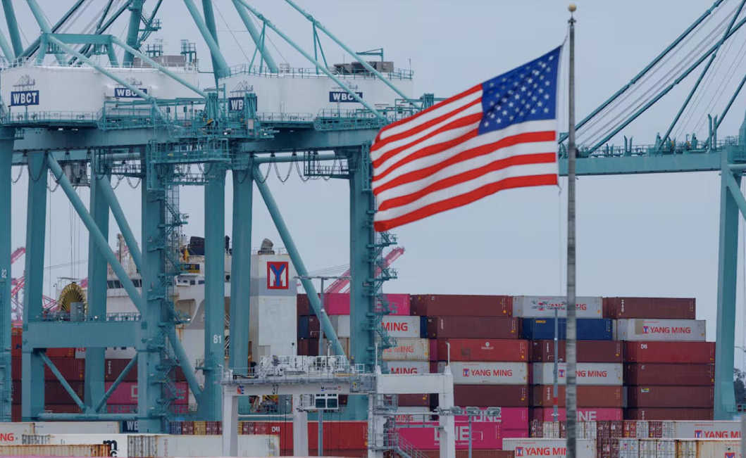 Cảng hàng hoá tại Los Angeles, Mỹ. (Ảnh: Reuters)