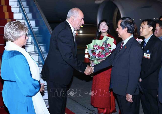 Bộ trưởng Bộ Giáo dục và đào tạo Nguyễn Kim Sơn đón Tổng thống Hungary và Phu nhân tại sân bay Nội Bài. Ảnh: TTXVN