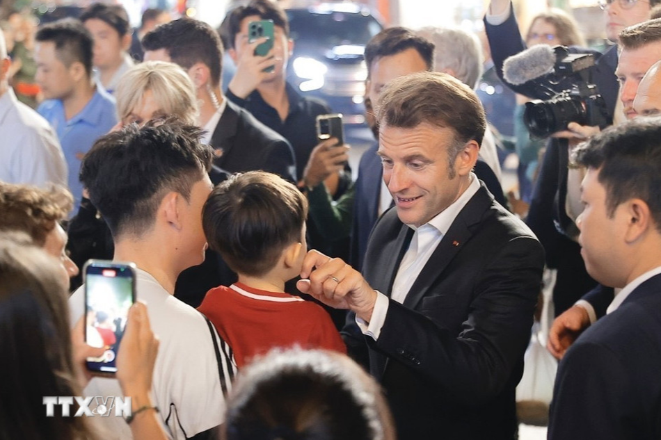 Tổng thống Emmanuel Macron giao lưu với người dân Hà Nội. Ảnh: TTXVN