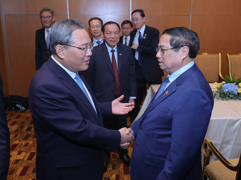 Thủ tướng Phạm Minh Chính trong cuộc gặp Thủ tướng Trung Quốc Lý Cường. Ảnh: VGP