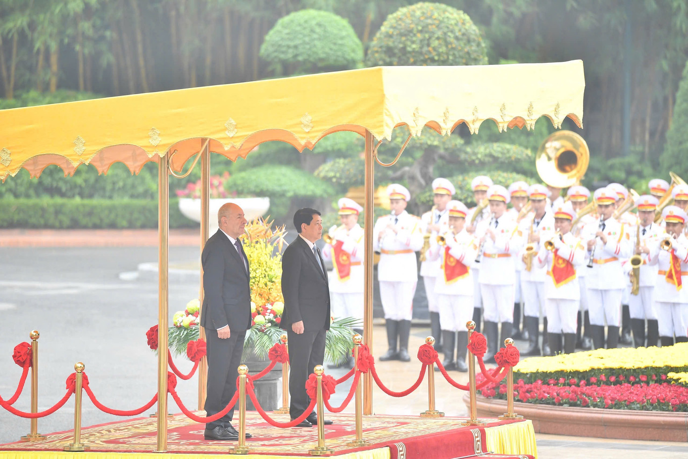Hai nhà lãnh đạo đứng trên bục danh dự nghe cử hành Quốc thiều Việt Nam và Hungary. Ảnh: Nhật Minh