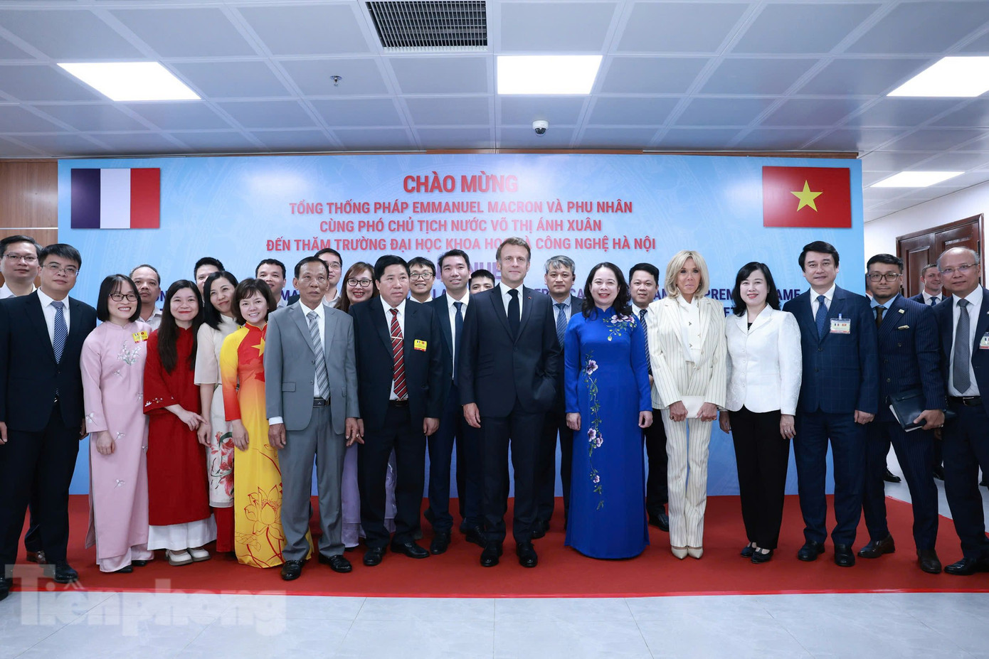 Phó Chủ tịch nước Võ Thị Ánh Xuân cùng Tổng thống Macron và Phu nhân chụp ảnh chung với các quan chức và lãnh đạo USTH. Ảnh: Nhật Minh Phó Chủ tịch nước Võ Thị Ánh Xuân cùng Tổng thống Macron và Phu nhân chụp ảnh chung với các quan chức và lãnh đạo USTH. Ảnh: Nhật Minh