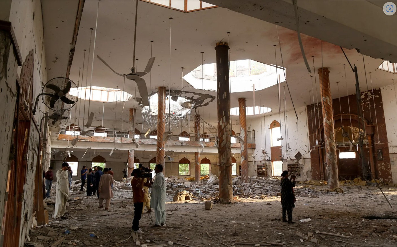 Một tòa nhà ở Pakistan bị hư hại sau cuộc tấn công của Ấn Độ. (Ảnh: Reuters)