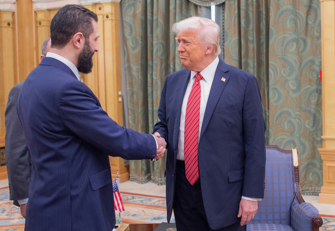 Tổng thống Donald Trump bắt tay Tổng thống lâm thời Syria Ahmad al-Sharaa tại Riyadh ngày 14/5. (Ảnh: Hoàng gia Ả-rập Xê-út)