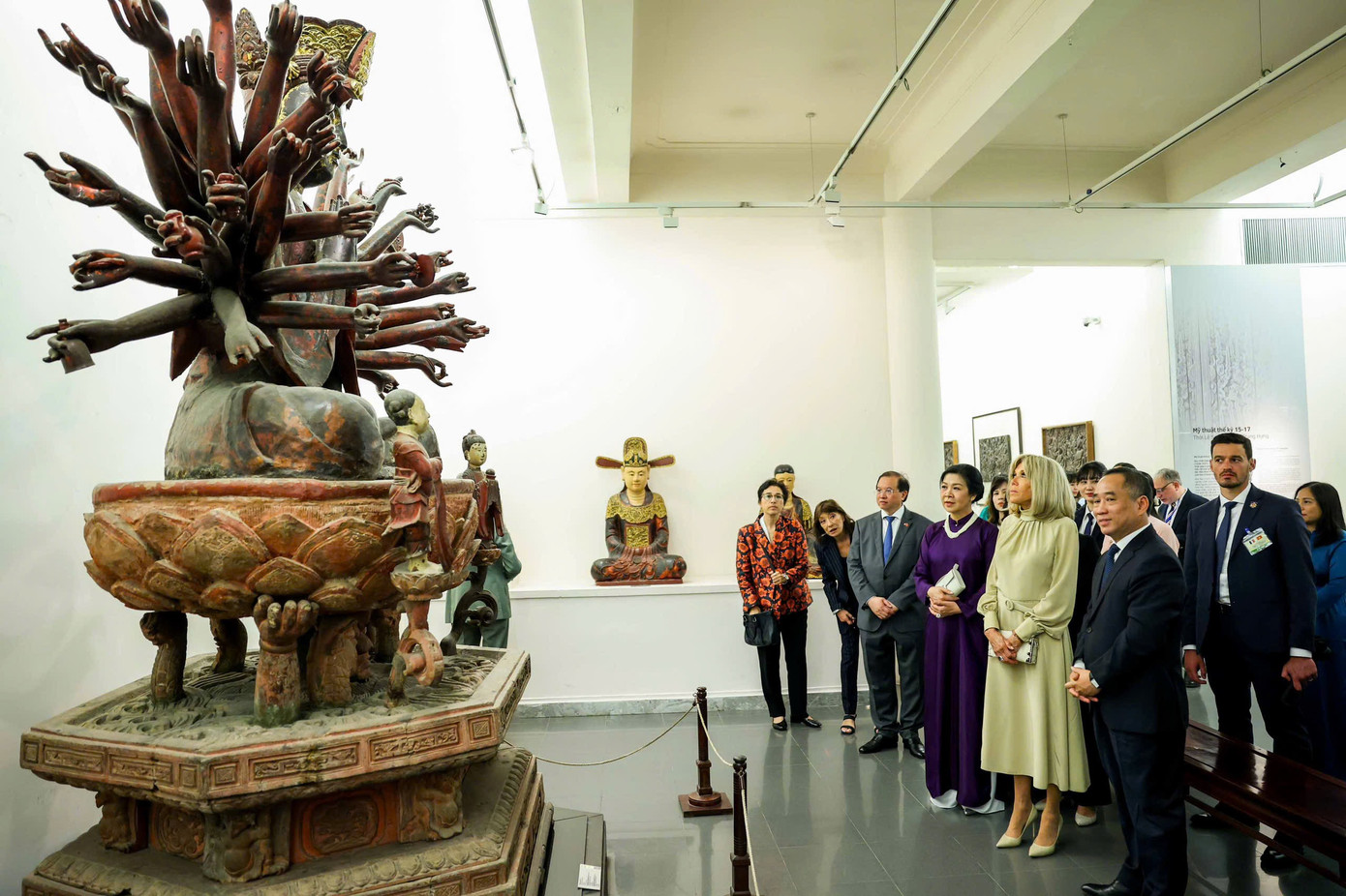 Hai Phu nhân xem và nghe giới thiệu về các tác phẩm trong bảo tàng. Ảnh: Nhật Minh