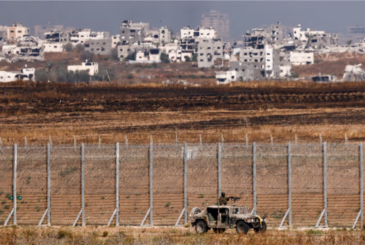 Một xe quân sự của Israel đi tuần ở Dải Gaza, ngày 7/5. (Ảnh: Reuters) Một xe quân sự của Israel đi tuần ở Dải Gaza, ngày 7/5. (Ảnh: Reuters)