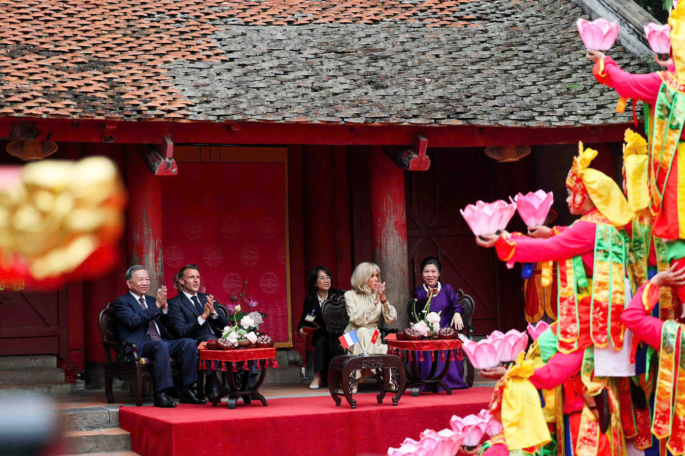 Tổng Bí thư Tô Lâm và Tổng thống Pháp Emmanuel Macron cùng hai Phu nhân xem biểu diễn nghệ thuật truyền thống của Việt Nam. Ảnh: Nhật Minh Tổng Bí thư Tô Lâm và Tổng thống Pháp Emmanuel Macron cùng hai Phu nhân xem biểu diễn nghệ thuật truyền thống của Việt Nam. Ảnh: Nhật Minh