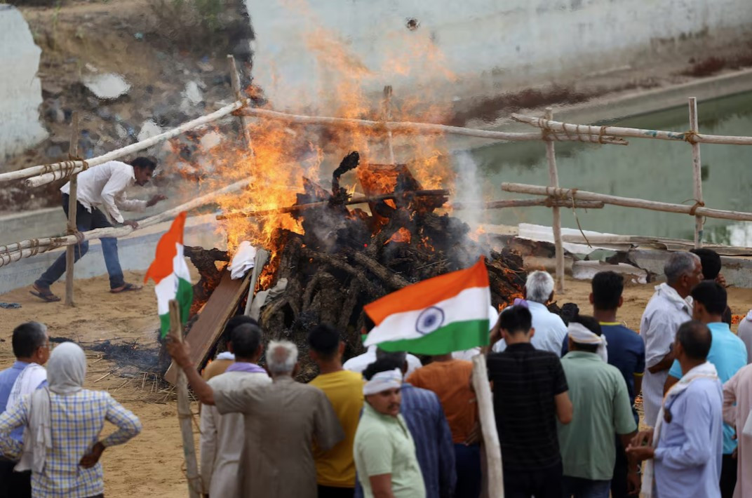 Lễ hỏa táng Surendra Kumar, thành viên của Không quân Ấn Độ, người đã thiệt mạng trong cuộc tấn công vào Udhampur ngày 11/5. (Ảnh: Reuters)