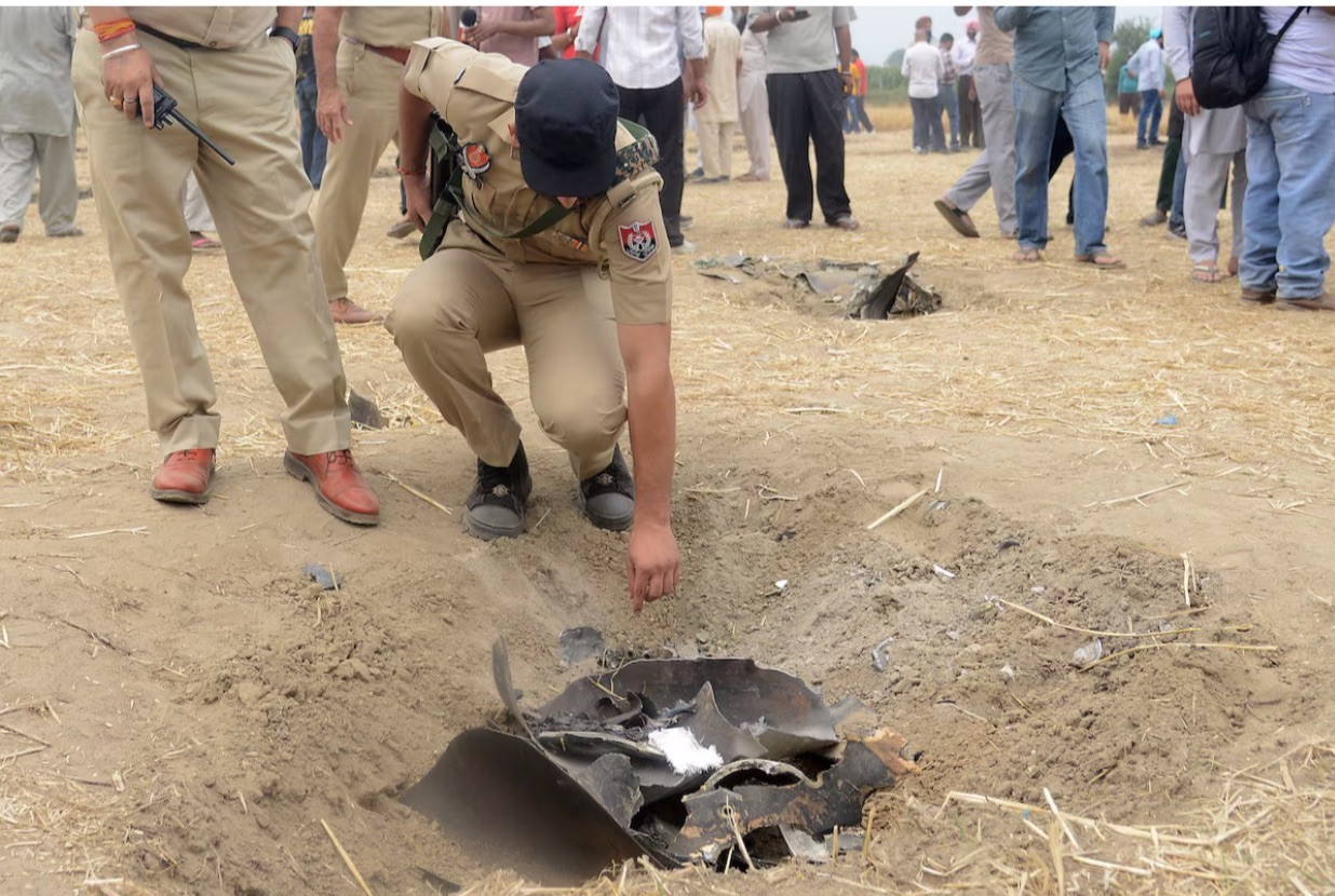 Một cảnh sát kiểm tra mảnh vỡ kim loại rơi xuống vùng ngoại ô Jalandhar, Ấn Độ, ngày 10/5. (Ảnh: Reuters) Một cảnh sát kiểm tra mảnh vỡ kim loại rơi xuống vùng ngoại ô Jalandhar, Ấn Độ, ngày 10/5. (Ảnh: Reuters)