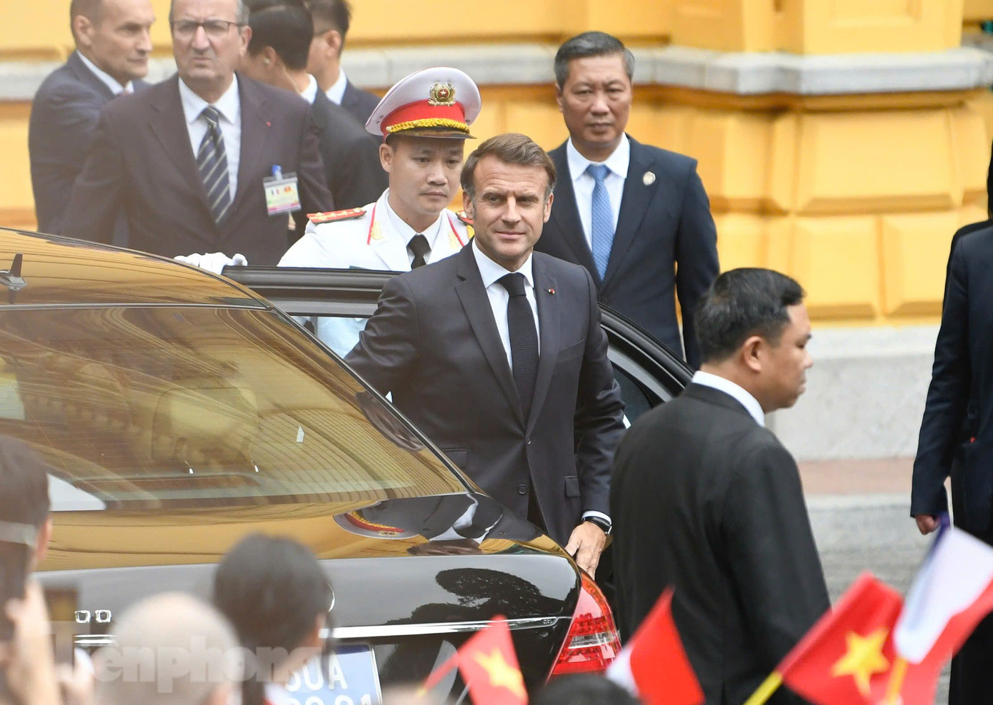 Tổng thống Pháp Emmanuel Macron trong Phủ Chủ tịch. Ảnh: Như Ý