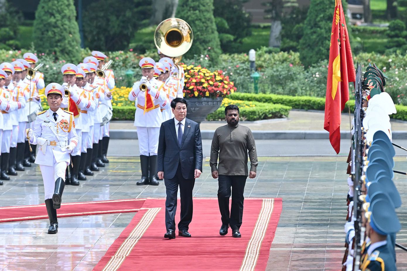 Chủ tịch nước Lương Cường và Tổng thống Sri Lanka duyệt đội danh dự trong lễ đón sáng 5/5. Ảnh: Nhật Minh