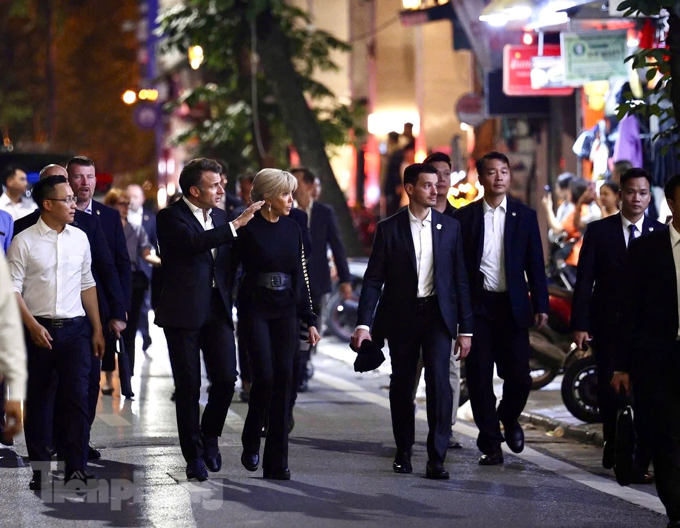 Tổng thống Pháp Emmanuel Macron và Phu nhân đi dạo trên phố. Ảnh: Nhật Minh