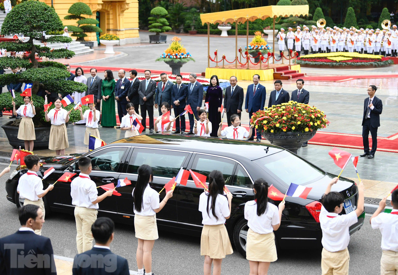 Xe đưa Tổng thống Pháp Emmanuel Macron và Phu nhân tiến vào Phủ Chủ tịch. Ảnh: Như Ý
