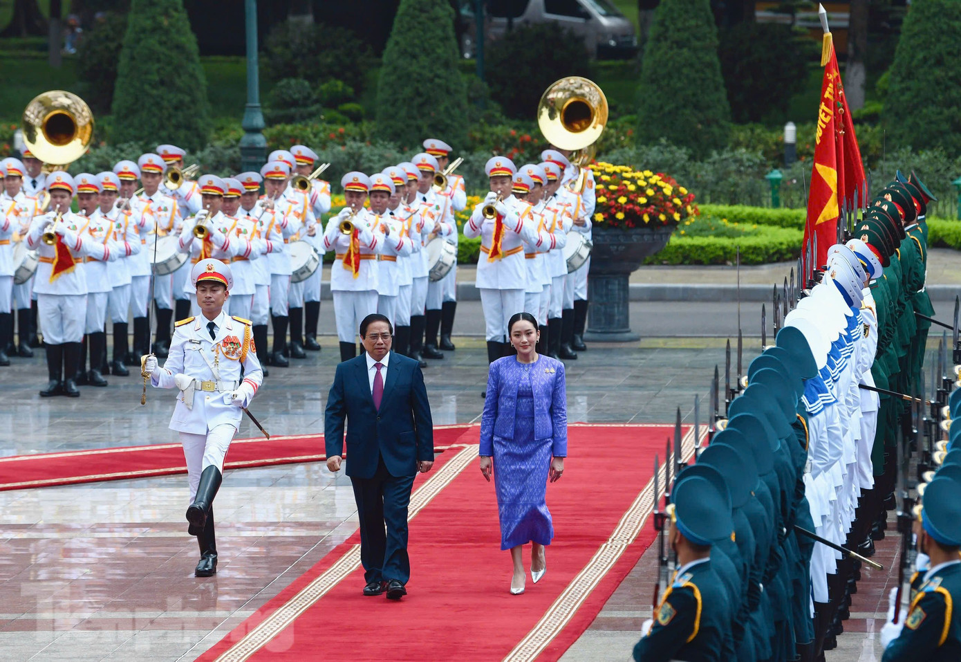 Hai Thủ tướng duyệt đội danh dự trong lễ đón. Ảnh: Như Ý