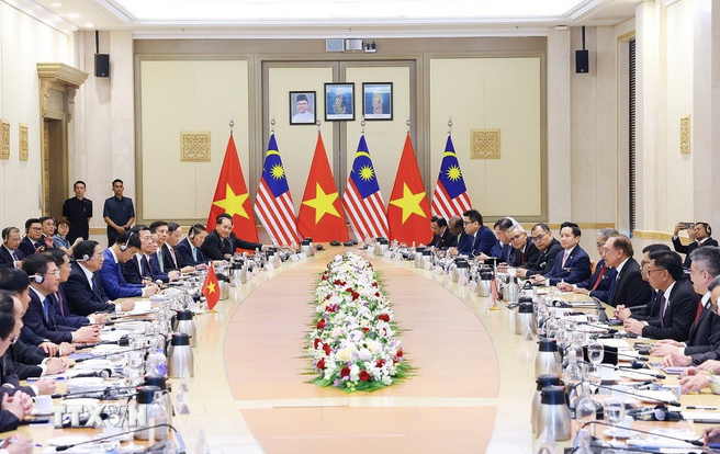 Cuộc hội đàm giữa hai Thủ tướng và các quan chức cấp cao Việt Nam - Malaysia ngày 25/5. Ảnh: TTXVN.