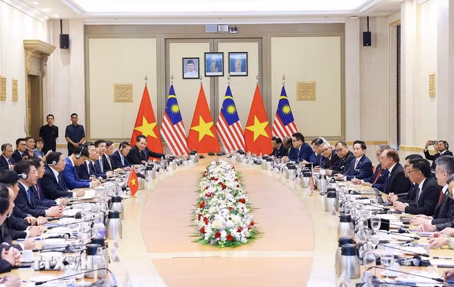Cuộc hội đàm giữa hai Thủ tướng và các quan chức cấp cao Việt Nam - Malaysia ngày 25/5. Ảnh: TTXVN.