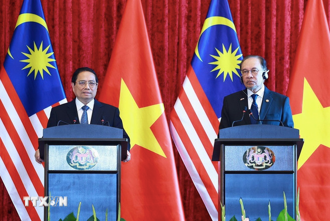 Thủ tướng Phạm Minh Chính và Thủ tướng Malaysia Anwar Ibrahim tại cuộc họp báo chung thông báo kết quả hội đàm ngày 25/5. Ảnh: TTXVN.