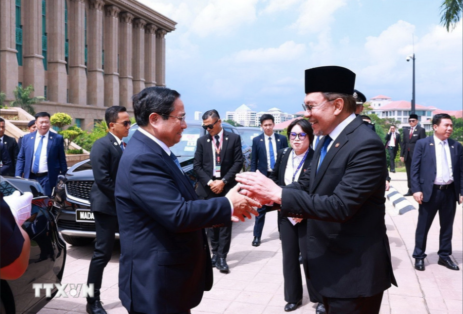 Thủ tướng Malaysia Anwar Ibrahim đón Thủ tướng Phạm Minh Chính thăm chính thức Malaysia. Ảnh: TTXVN.