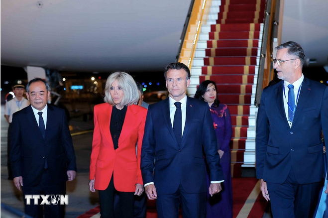 Tổng thống Pháp Emmanuel Macron và Phu nhân đến sân bay Nội Bài. Ảnh: TTXVN.