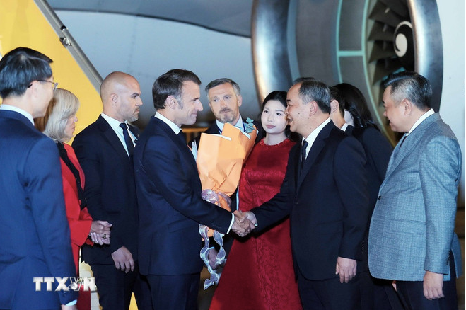 Chủ nhiệm Văn phòng Chủ tịch nước Lê Khánh Hải đón Tổng thống Pháp Emmanuel Macron và Phu nhân tại Sân bay quốc tế Nội Bài. Ảnh: TTXVN.
