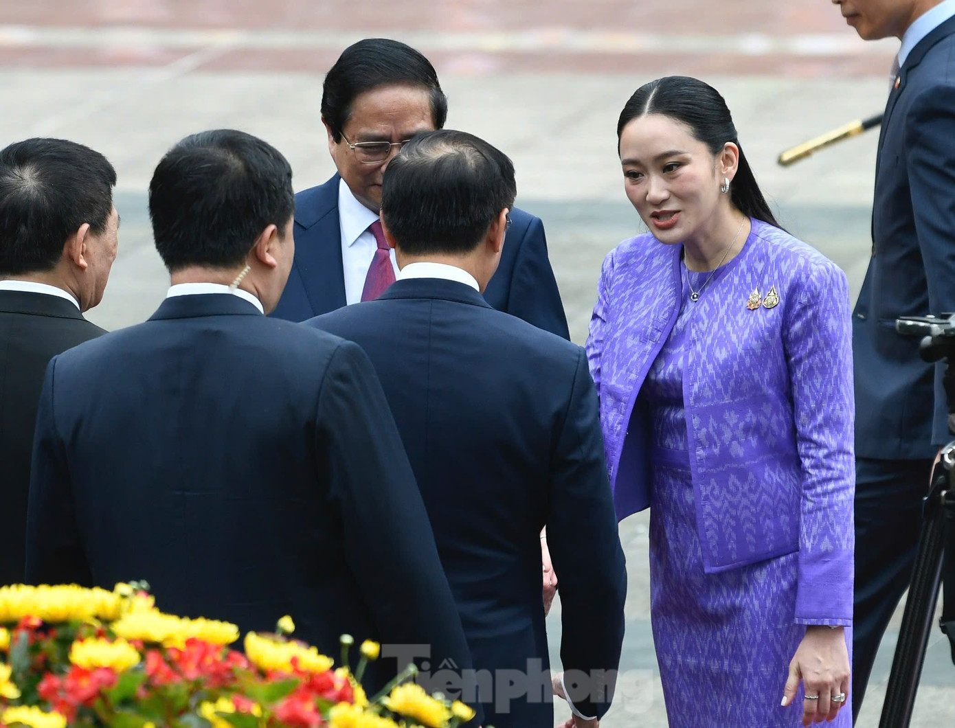 Thủ tướng Phạm Minh Chính giới thiệu các quan chức cấp cao Việt Nam với Thủ tướng Thái Lan. Ảnh: Như Ý