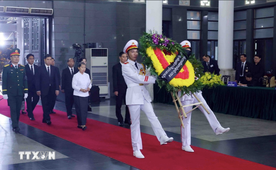Đoàn đại biểu cấp cao Campuchia do bà Men Sam On, Phó Chủ tịch Đảng Nhân dân Campuchia (CPP), Chủ tịch Hội đồng quốc gia Mặt trận đoàn kết Phát triển Tổ quốc Campuchia, Chủ tịch Hội hữu nghị Campuchia - Việt Nam, viếng Chủ tịch nước Trần Đức Lương. Ảnh: TTXVN.