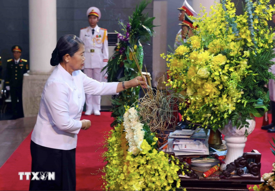 Bà Men Sam On thắp hương tưởng nhớ nguyên Chủ tịch nước Trần Đức Lương. Ảnh: TTXVN.