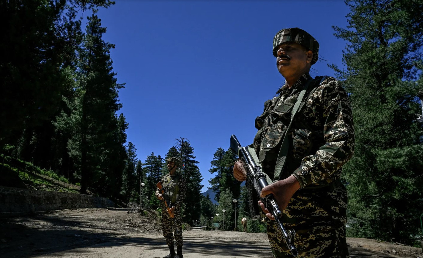 Nhân viên an ninh làm nhiệm vụ gần Pahalgam, Kashmir, vài ngày sau khi xảy ra vụ nổ súng khiến 26 người thiệt mạng. (Ảnh: NYT) Nhân viên an ninh làm nhiệm vụ gần Pahalgam, Kashmir, vài ngày sau khi xảy ra vụ nổ súng khiến 26 người thiệt mạng. (Ảnh: NYT)