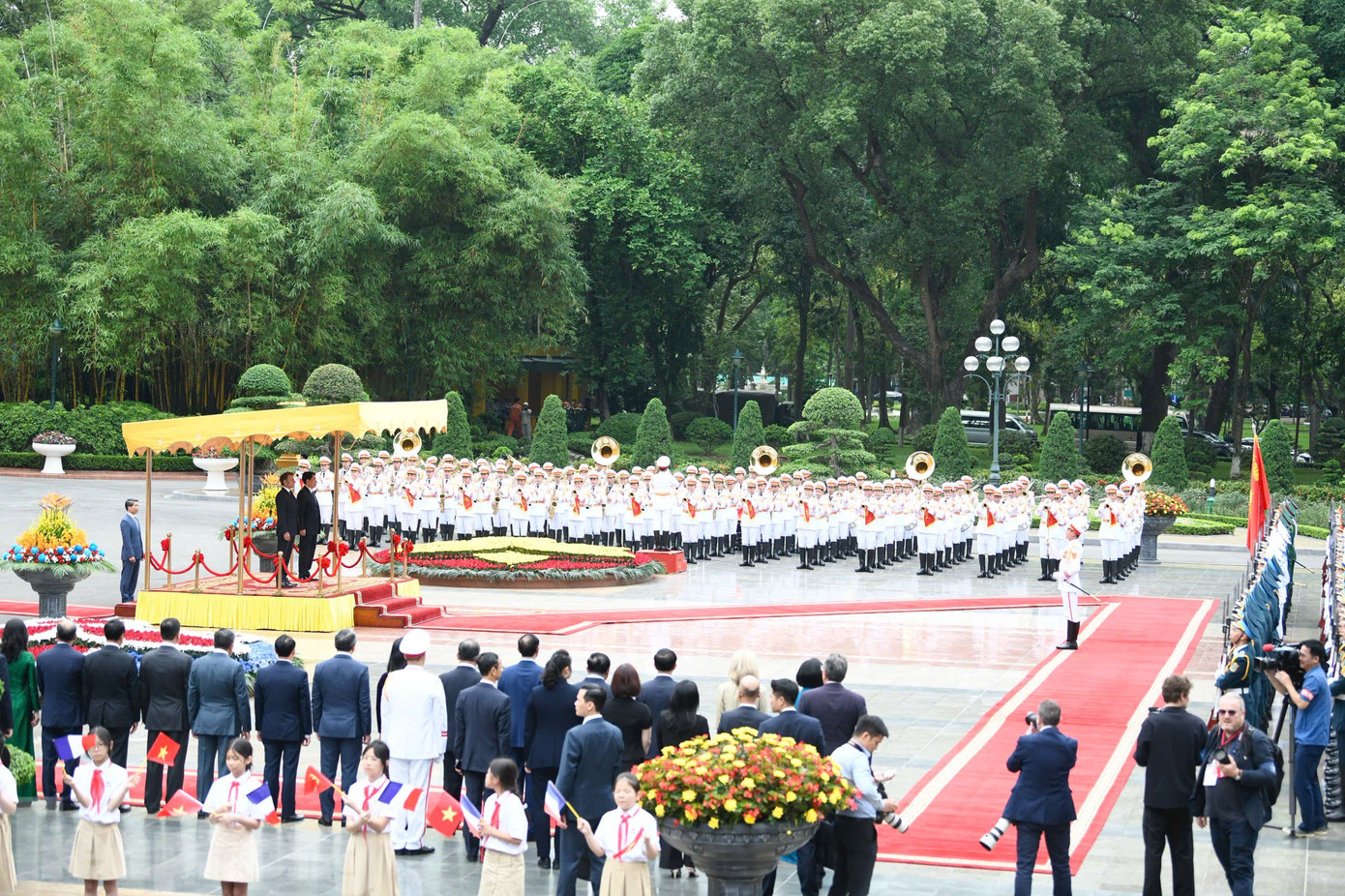 Toàn cảnh lễ đón. Ảnh: Như Ý