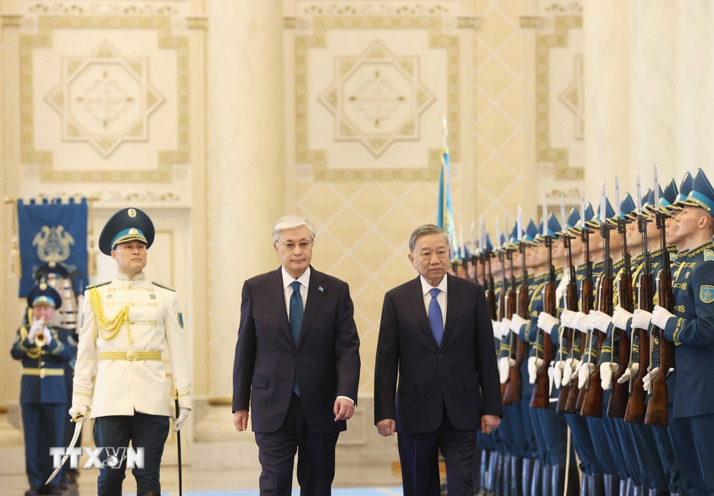 Tổng Bí thư Tô Lâm và Tổng thống Kazakhstan Kassym-Jomart Tokayev tại lễ đón. Ảnh: TTXVN