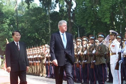 Nguyên Chủ tịch nước Trần Đức Lương đón Tổng thống Mỹ Bill Clinton - Tổng thống Mỹ đầu tiên thăm Việt Nam sau khi hai nước bình thường hóa quan hệ ngoại giao. Ảnh tư liệu Nguyên Chủ tịch nước Trần Đức Lương đón Tổng thống Mỹ Bill Clinton - Tổng thống Mỹ đầu tiên thăm Việt Nam sau khi hai nước bình thường hóa quan hệ ngoại giao. Ảnh tư liệu